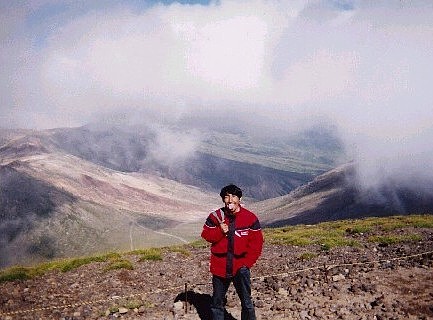 旭岳山頂より間宮岳方向を望む